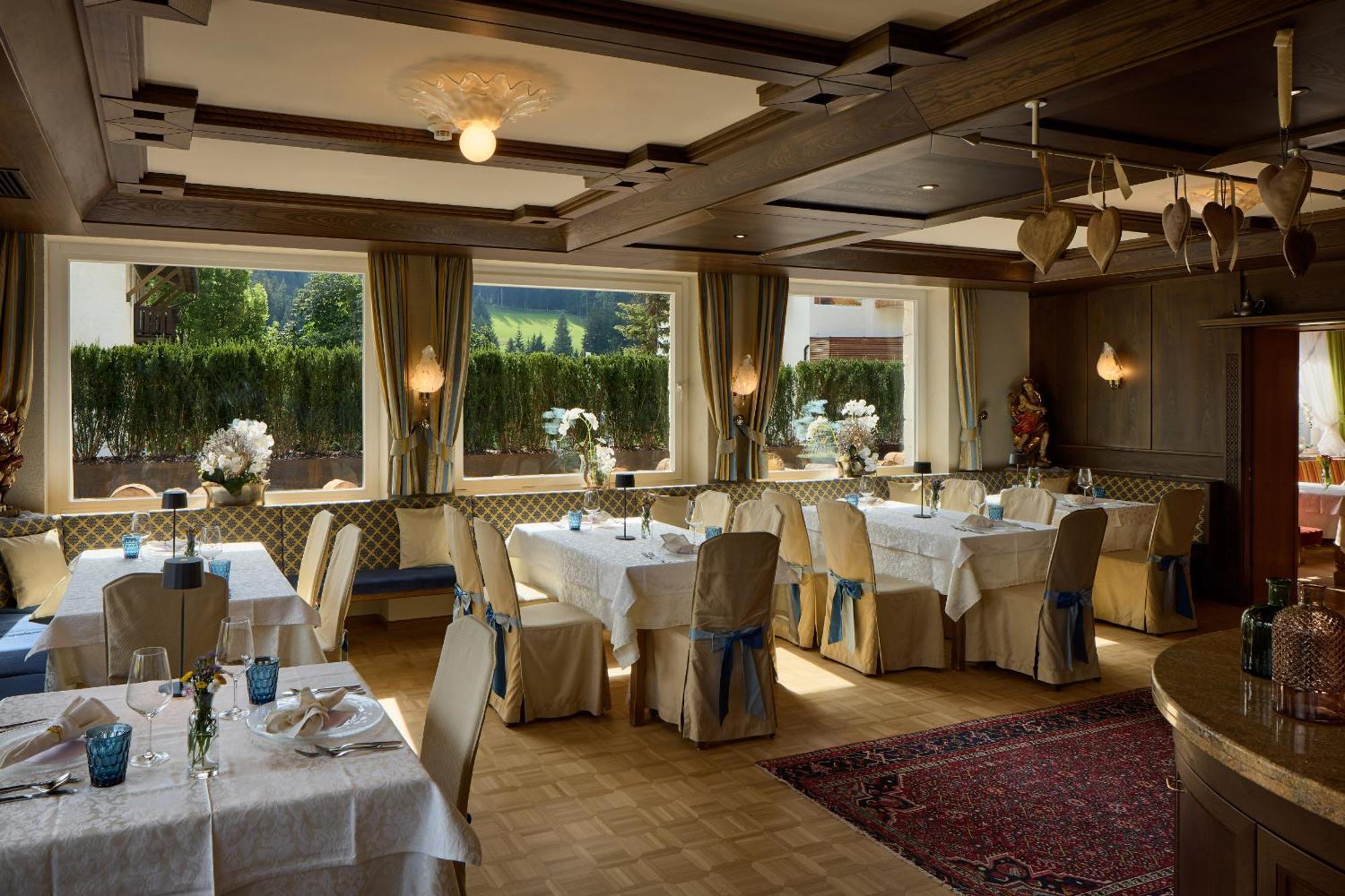 Dolomites Wellness Hotel Savoy La Villa  Ngoại thất bức ảnh